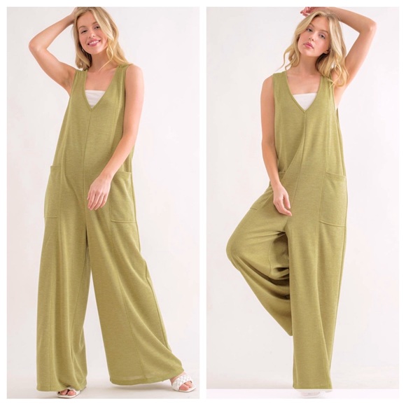 15 Relax fit Wide Leg V-neck Jumpsuit With Front Pockets - Picture 2 of 4